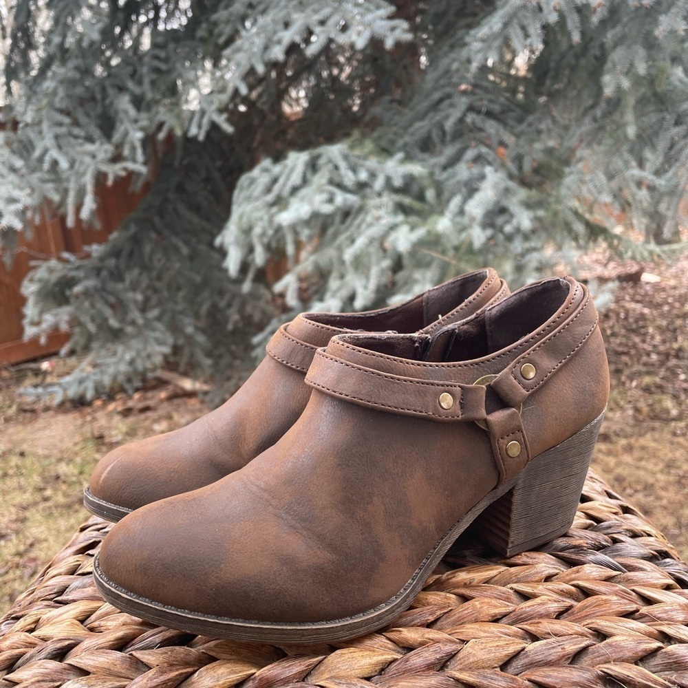 Rocket Dog Sarina Brown Distressed Brown  Harness Ankle Shoe Boots. Size 7.5